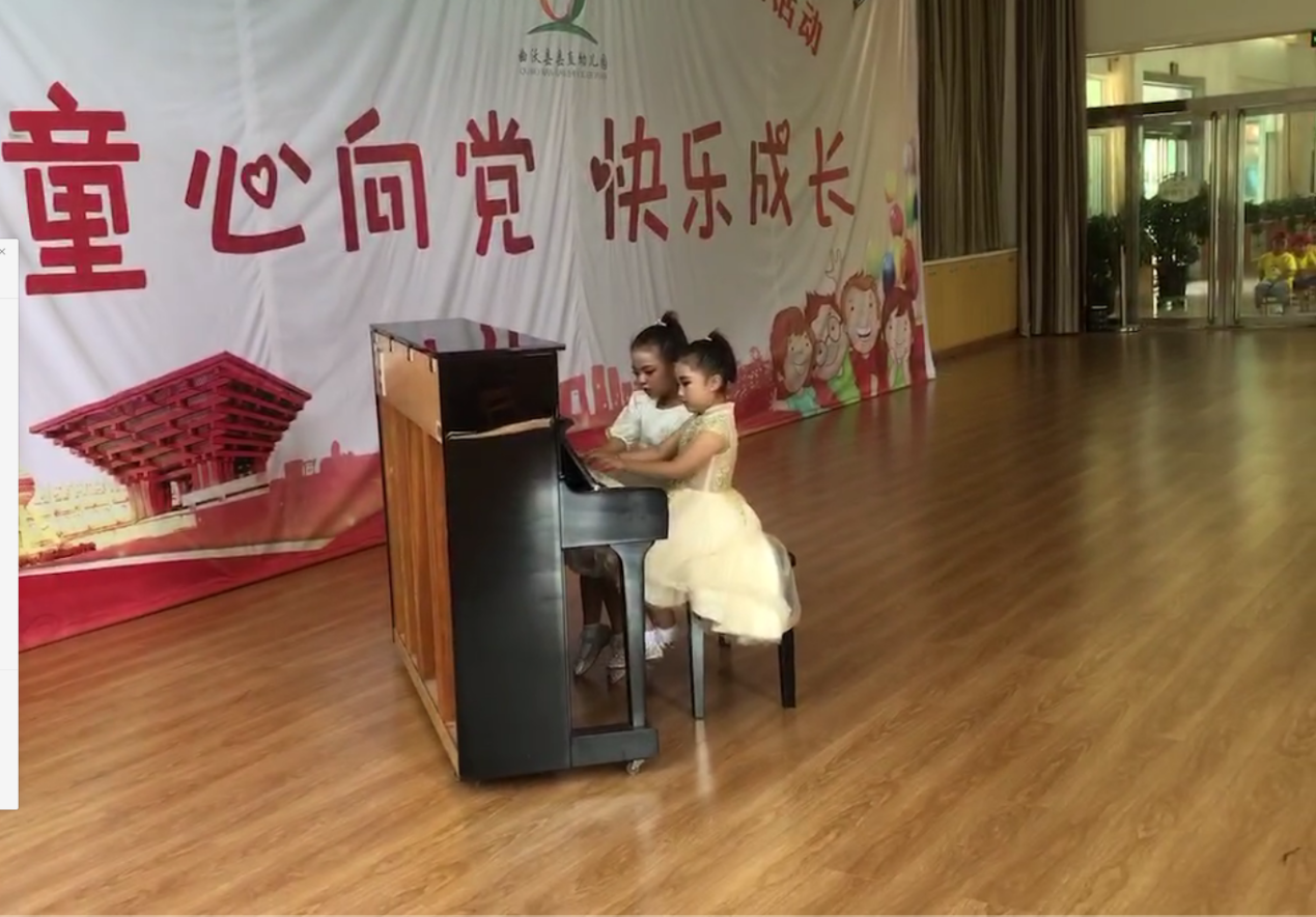 在文艺汇演活动中,大七班的孩子们身着节日的彩妆,以钢琴表演,歌曲
